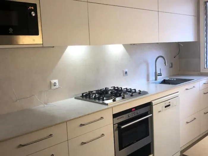 Emporion - Apt, Kpolitur بلاتجا ذارو